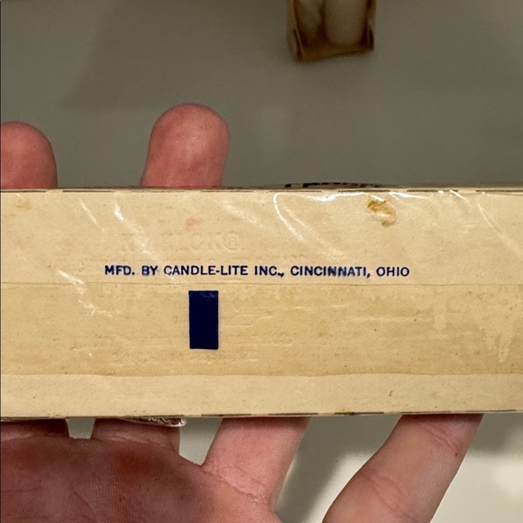 VINTAGE NOS Marathon Red White Spiral Taper Candles - Set of 4 - Picture 3 of 3